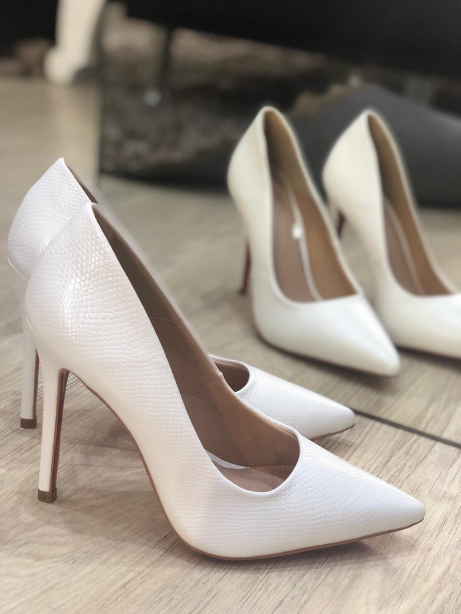 scarpin branco solado vermelho